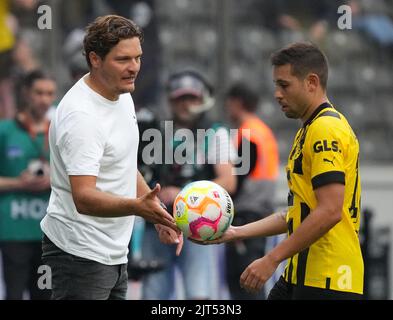 Berlin, Deutschland. 27. August 2022. Fußball: Bundesliga, Hertha BSC - Borussia Dortmund, Matchday 4, Olympiastadion, Dortmunder Cheftrainer Edin Terzic (l) gibt den Ball zum Einwurf an Dortmunds Raphael Guerreiro. Kredit: Soeren Sache/dpa - WICHTIGER HINWEIS: Gemäß den Anforderungen der DFL Deutsche Fußball Liga und des DFB Deutscher Fußball-Bund ist es untersagt, im Stadion und/oder vom Spiel aufgenommene Fotos in Form von Sequenzbildern und/oder videoähnlichen Fotoserien zu verwenden oder zu verwenden./dpa/Alamy Live News Stockfoto