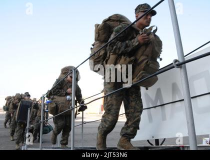 US-Marineinfanteristen steigen während der Africa Partnership Station (APS) in Rota, Spanien, am 30. August 2013 130830 auf das Docking-Schiff HNLMS Rotterdam (L800) der Royal Netherlands Navy ein Stockfoto