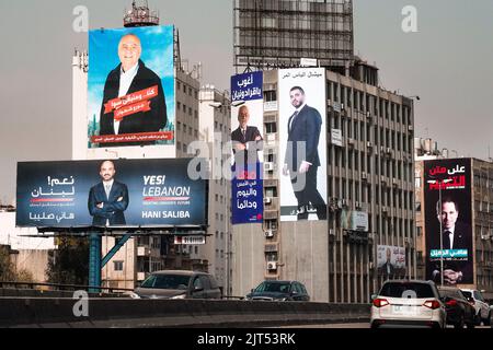 Beirut, Libanon: Plakate mit Kandidaten für die Parlamentswahlen am 15. Mai 2022 auf den Häusern der Stadt Stockfoto