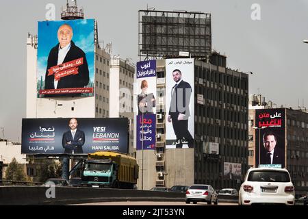 Beirut, Libanon: Plakate mit Kandidaten für die Parlamentswahlen am 15. Mai 2022 auf den Häusern der Stadt Stockfoto