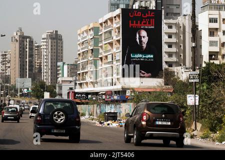 Beirut, Libanon: Plakate mit Kandidaten für die Parlamentswahlen am 15. Mai 2022 auf den Häusern der Stadt Stockfoto