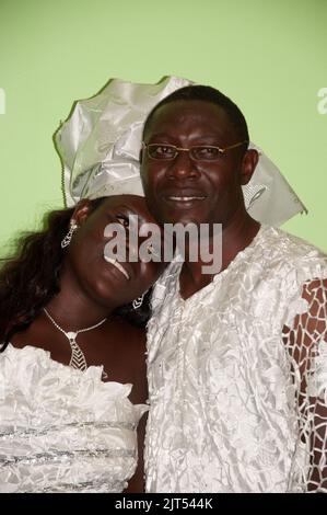 Frisch verheiratetes Paar in traditioneller Brautkleidung, Monrovia, Liberia Stockfoto