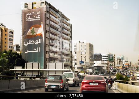 Beirut, Libanon: Plakate mit Kandidaten für die Parlamentswahlen am 15. Mai 2022 auf den Häusern der Stadt Stockfoto