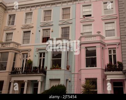 Farbenfrohe Häuser, in der Nähe von Portobello Rad, London, Großbritannien Stockfoto