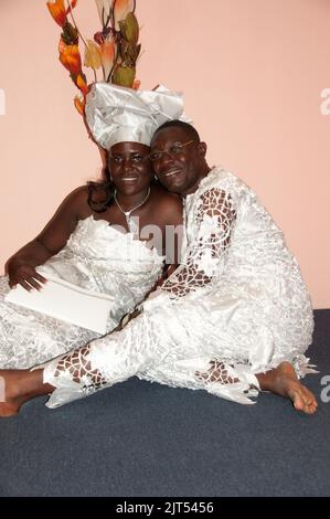 Frisch verheiratetes Paar in traditioneller Brautkleidung, Monrovia, Liberia Stockfoto