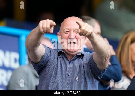 Huddersfield, Großbritannien. 27. August 2022. Huddersfield Town Fan-Gesten aus dem Publikum in Huddersfield, Großbritannien am 8/27/2022. (Foto von Steve Flynn/News Images/Sipa USA) Quelle: SIPA USA/Alamy Live News Stockfoto