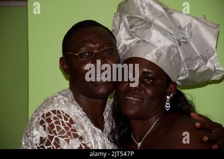 Frisch verheiratetes Paar in traditioneller Brautkleidung, Monrovia, Liberia Stockfoto