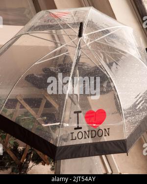 Ich liebe London Umbrella, Souvenirs, Portobello Road Market, London, Großbritannien. Die Portobello Road ist berühmt für ihren Antiquitätenmarkt, aber sie hat auch frisches Obst Stockfoto