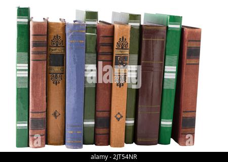 Stapel alter Bücher auf weißem Hintergrund isoliert. Bücherregal. Das Buch ist in einem Stoffbezug. Vintage-Bindung. Stockfoto