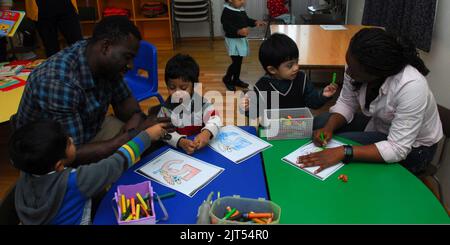 US Navy Aircrew Survival Equipmentman 3. Class Left, und Airman beide zugewiesen Patrol Squadron (VP) 8, Farbe mit Kindergartenkindern am RIA Institute in Manama, Bahrain 140116 Stockfoto