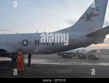 Die U.S. Navy Aviation Structural Mechanic 2. Class, die dem Patrol Squadron (VP) 16 zugewiesen wurde, sprüht vor dem Flug ein P-8A Poseidon-Flugzeug in Kuala Lumpur, Malaysia, am 18. März 2014 ab, um 140318 zu unterstützen Stockfoto