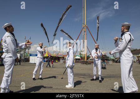 Das US-Marine-Team für die zeremonielle Garde führt während der Navy Week in Montana durch. (35799121513). Stockfoto