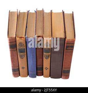 Stapel alter Bücher auf weißem Hintergrund isoliert. Bücherregal. Das Buch ist in einem Stoffbezug. Vintage-Bindung. Stockfoto
