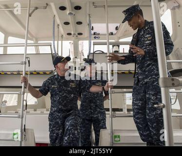 US Navy Chief Hospital Corpsman Right, diskutiert die Möglichkeiten eines Rettungsbootes für Vice ADM. Matthew L. Nathan, links, der General-Chirurg der Marine und der Chef des Büros für Medizin 140629 Stockfoto