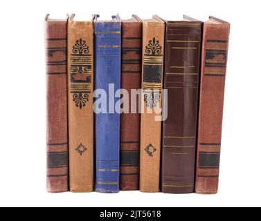 Stapel alter Bücher auf weißem Hintergrund isoliert. Bücherregal. Das Buch ist in einem Stoffbezug. Vintage-Bindung. Stockfoto
