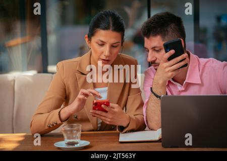 Das Geschäftspaar hat an einem sonnigen Tag Spaß, nachdem es das Problem eines Projekts erfolgreich gelöst hat Stockfoto