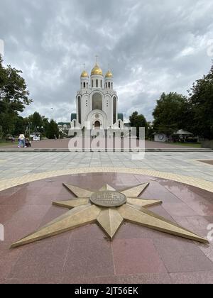 Königsberg, Russland. 18.. Juli 2022. Ein Stern auf dem Siegesplatz vor einer russisch-orthodoxen Kirche erinnert an das 750.-jährige Jubiläum der Stadt Königsberg in der russischen Ostseerauklave von Königsberg. (Zur "Ostseeraustraktion" beklagt sich Kaliningrad weiterhin über den Druck auf Sanktionen - und droht") Quelle: Ulf Mauder/dpa/Alamy Live News Stockfoto