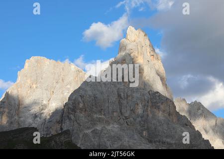 Der Gipfel der Dolomiten in Norditalien heißt Cimon della Pala und links der Gipfel CIMA Vezzana Stockfoto