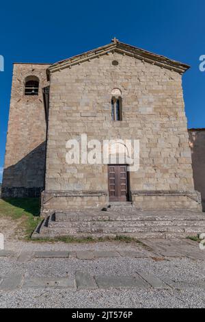 Die Fassade der alten Pfarrkirche San Giovanni Evangelista in Montecuccoli in Valdibure, Pistoia, Italien Stockfoto