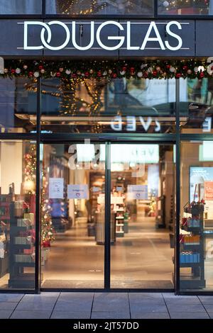 Stuttgart, 31. Dezember 2021: Douglas-Haupteingang mit Tür. Weihnachtlich dekoriertes Geschäft mit Artikeln aus der Drogerie und Parfüm. Stockfoto
