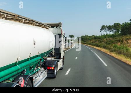 Tankwagen auf einer Autobahn. Stockfoto