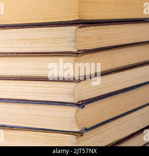 Buchhintergrund. Stapel von Büchern in der Bibliothek. Alte gelbe Seiten von Papierbüchern. Lernen und Wissen. Stockfoto