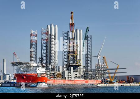 Rotterdam, Niederlande, 23. August 2022: Bauschiff für Offshore-Windparks, das auf dem Industriegebiet Maasvlakte anlegt Stockfoto