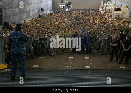 U.S. Navy LT. Cmdr. Left, der Exekutivbeamte des Amphibientransportschiffes USS Anchorage (LPD 23), spricht während der Übung Rim von 140630 mit internationalen Dienstmitgliedern an Bord des Schiffes Stockfoto
