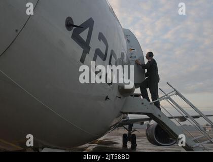 US Navy Naval Aircrewman (Operator) 1. Class zugewiesen zu Patrol Squadron (VP) 16, tritt ein P-8A Poseidon Flugzeuge in Kuala Lumpur, Malaysia, 18. März 2014, vor seinem Flug zu unterstützen 140318 Stockfoto