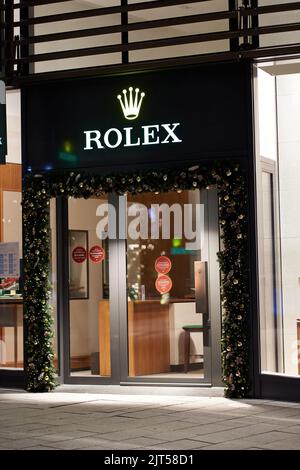 Stuttgart, Deutschland - 31. Dezember 2021: Eingang des Rolex Armbanduhren-Geschäfts zur Weihnachtszeit. Stockfoto