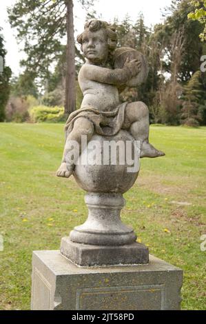 Putto, Gardens, Woodstock House, Inistioge, Co. Kilkenny, Irland. Die wunderschönen Woodstock Gardens und Arboretum liegen mit Blick auf den Fluss Nore Stockfoto