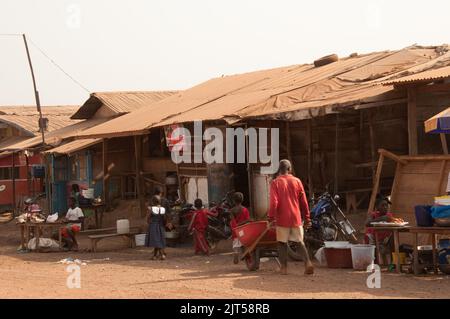 Straßenszene, Hauptstraße, Zorzor Stadtzentrum, Lofa County. Liberia, Afrika. Zorzor ist eine kleine Stadt in Lofa Country mit typischen afrikanischen Szenen. Woma Stockfoto