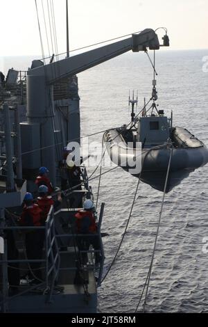 US-Navy-Seeleute auf der Fregatte USS Samuel B. Roberts (FFG 58) senken ein starres, aufblasbares Boot als Teil einer Wartungskontrolle im Mittelmeer am 20. Oktober 2014 141020 Stockfoto