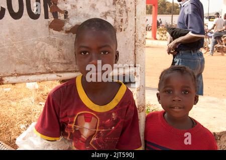 Kinder, Zorzor Stadtzentrum, Lofa County. Liberia, Afrika. Zorzor ist eine kleine Stadt in Lofa Country mit typischen afrikanischen Szenen. Stockfoto