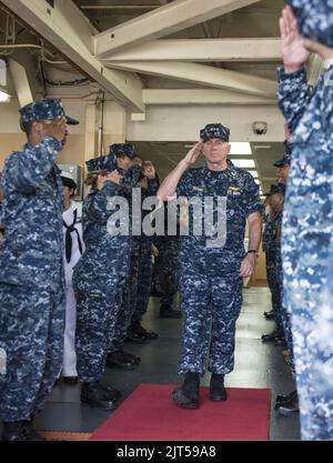 US Navy Vice ADM. Matthew L. Nathan, Zentrum, der General-Chirurg der Marine und Chef des Büros für Medizin und Chirurgie der Marine, begrüßt die Sideboys, als er das Krankenhausschiff USNS Mercy (T-AH 19) 140629 verlässt Stockfoto