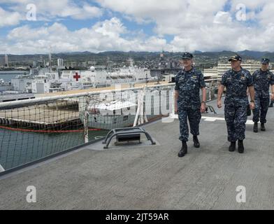 US Navy Vice ADM. Matthew L. Nathan, rechts, der General-Chirurg der Marine und Chef des Büros für Medizin und Chirurgie der Marine, und Capt., der Kommandant der medizinischen Behandlung 140629 Stockfoto