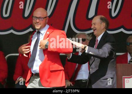 St. Louis, Usa. 27.. Mai 2022. Der ehemalige Außenfeldspieler der St. Louis Cardinals, Matt Holliday, wird am Samstag, den 27. August 2022, bei der Einweihung der Hall of Fame in St. Louis vom Vorsitzenden der Cardinals, Bill DeWitt, Jr., mit seiner roten Jacke unterstützt. Zu den St. Louis Cardinals Hall of Fame-Klassen von 2022 gehören auch die ehemaligen Kardinäle Julian Javier und Charles Comiskey. Foto von Bill Greenblatt/UPI Credit: UPI/Alamy Live News Stockfoto