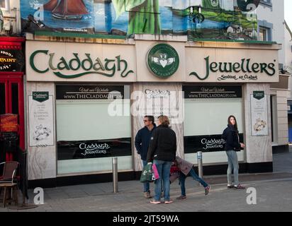 Street View, Galway, Co Galway, Irland. Juweliergeschäft und Menschen auf der Straße. Stockfoto