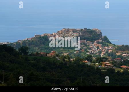 Eine Insel in Belvedere Marittimo, Kalabrien, Italien, bedeckt von grünen üppigen Bäumen und Meereslandschaft im Hintergrund Stockfoto