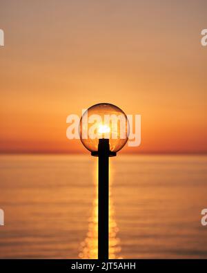 Eine Nahaufnahme eines runden Ballons mit Blick auf den Sonnenuntergang im Hintergrund Stockfoto
