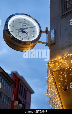 Stuttgart, 6. Januar 2022: Nahaufnahme der großen Uhr. Das Gebäude ist für Weihnachten dekoriert. Stockfoto