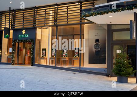 Stuttgart, 6. Januar 2022: Rolex-Geschäft in der Stadt. Weihnachten dekoriertes Gebäude mit teuren Herrenarmbanduhren. Geschenkidee für das Fest Stockfoto