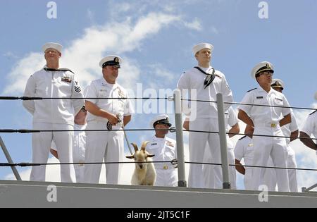 US-Matrosen, die dem Lenkrakenkreuzer USS Lake Erie (CG 70 140716) zugewiesen wurden, bewachen die Schienen, als das Schiff vom 16. Juli 2014 aus einem viermonatigen Einsatz im Westpazifik zur Joint Base Pearl Harbor-Hickam, Hawaii, zurückkehrt Stockfoto