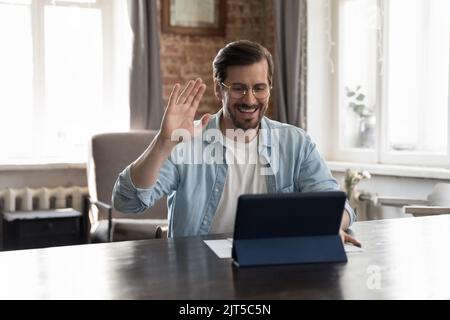Glücklicher Millennial freiberuflicher Geschäftsmann im lockeren Gespräch mit dem Kunden Stockfoto