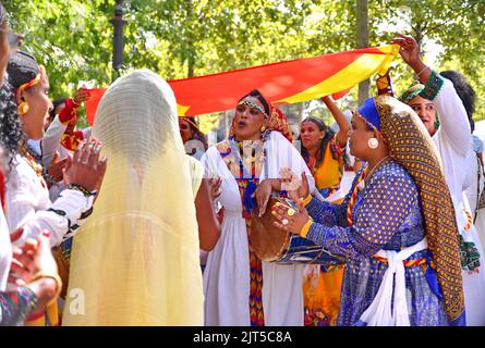 Tigray-Frauen tanzen während der Kundgebung in Paris, Frankreich, am 27. August 2022. Foto von Karim Ait Adjedjou/ABACAPRESS.COM Stockfoto