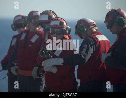 US-Seeleute handhaben einen Schlauch während einer Feuerübung an Bord des amphibischen Transportschiffes USS San Diego (LPD 22) am 13. November 2013, während sie im Pazifik unterwegs waren 131113 Stockfoto