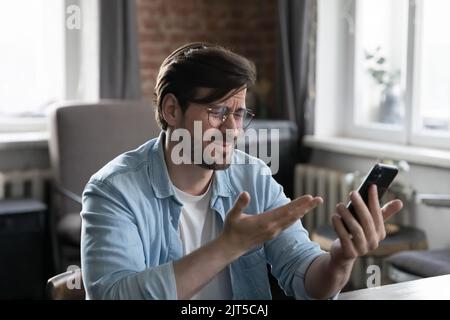 Wütend frustriert Handy-Benutzer Mann bekommen Probleme Stockfoto