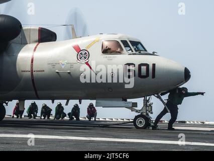 US-Matrosen bereiten sich darauf vor, vom Flugzeugträger USS George H.W. eine E-2C Hawkeye zu starten, die dem Carrier Airborne Early Warning Squadron (VAW) 124 zugewiesen wurde Bush (CVN 77) Sept. 140901 Stockfoto