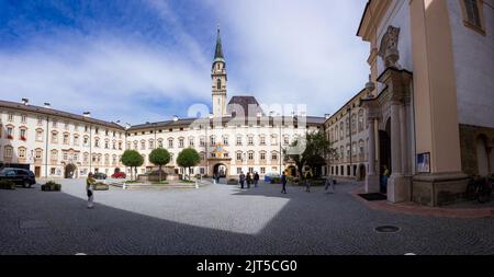 Innenhof der Abtei St. Peter mit der gotischen Franziskanerkirche im Hintergrund Stockfoto