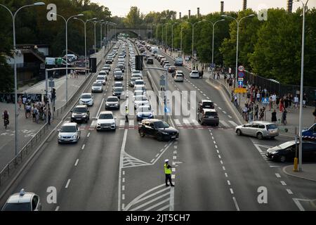 Warschau, Polen. 26. August 2022. Die Verkehrspolizei wird vor einem Konzert des britischen Künstlers Ed Sheeran am 26. August 2022 in Warschau, Polen, Autos in der Nähe des Nationalstadions lenken sehen. Quelle: SIPA USA/Alamy Live News Stockfoto